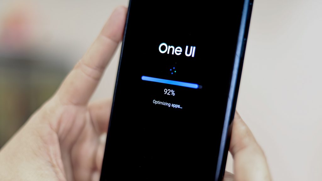 Logo do One UI em um smartphone Samsung Galaxy