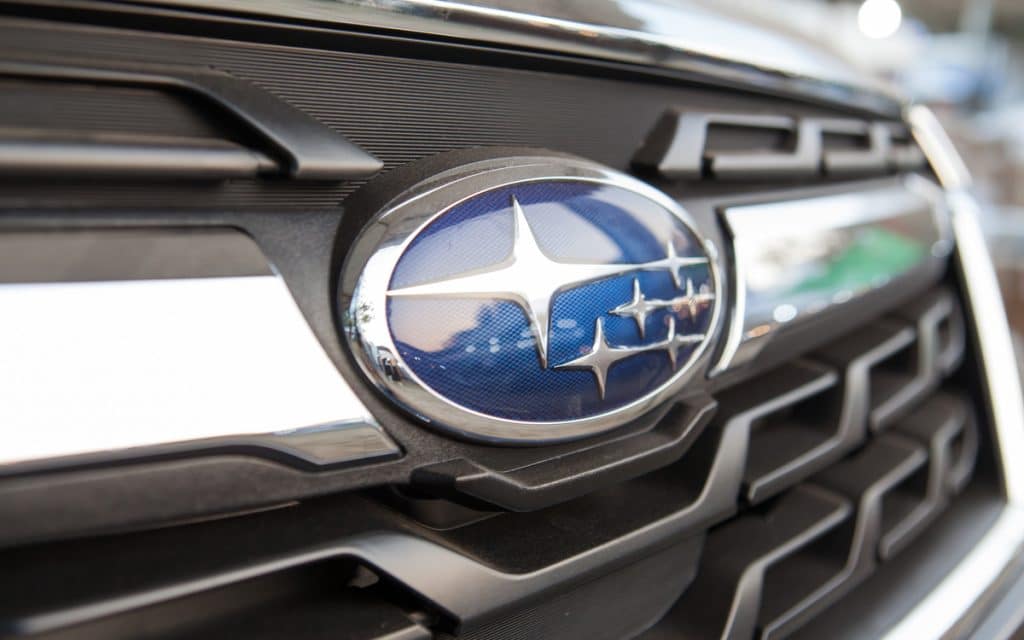 Logo da Subaru na grade de um carro; empresa acumula queda de vendas